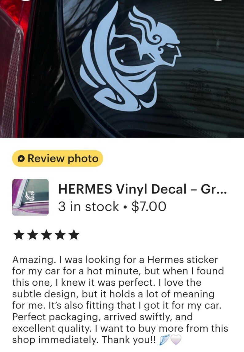 Puede incluir: Una calcoman&iacute;a de vinilo azul claro de una figura estilizada, posiblemente un personaje mitol&oacute;gico, aplicada a la ventana de un coche. El dise&ntilde;o presenta un perfil con l&iacute;neas y curvas fluidas. Accesorio decorativo para coche.