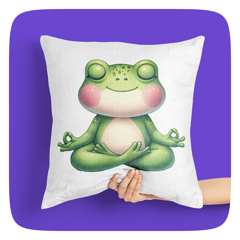 Op de afbeelding: Een wit kussen met een groene kikker die erop mediteert. De kikker heeft zijn ogen dicht en een vredige uitdrukking. Het kussen is een geweldige aanvulling op elk interieur.