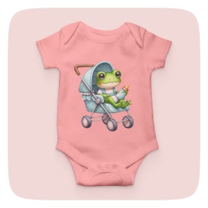 Op de afbeelding: Een roze baby romper met een groene kikker die in een blauwe kinderwagen met witte stippen zit. De kikker houdt een fles vast.