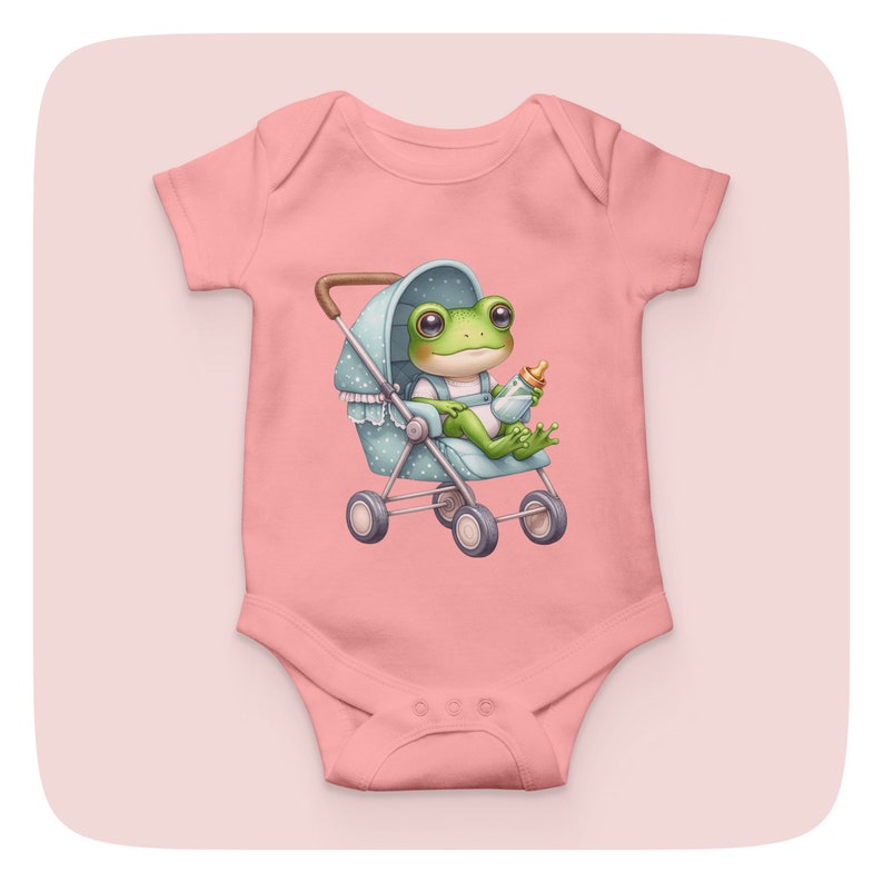 Op de afbeelding: Een roze baby romper met een groene kikker die in een blauwe kinderwagen met witte stippen zit. De kikker houdt een fles vast.