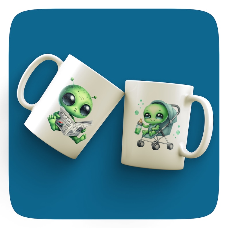 Puede incluir: Dos tazas de cer&aacute;mica blanca con ilustraciones de extraterrestres verdes. Una taza presenta un extraterrestre leyendo un peri&oacute;dico, mientras que la otra muestra un extraterrestre en un cochecito con un biber&oacute;n.