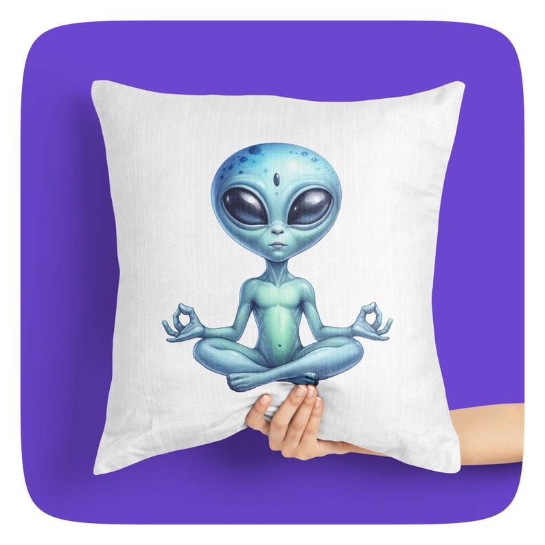 Puede incluir: Una almohada blanca con un extraterrestre azul meditando en una postura de yoga. El extraterrestre tiene ojos grandes y un tercer ojo en la frente.