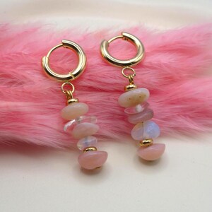 Athen | Huggie Creolen 24k vergoldet | rosa und weißer Opal |  elegante Ohrringe gold | Geschenk für sie | Unikat