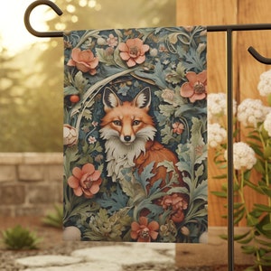 Puede incluir: Una bandera de jardín con un zorro de pelaje naranja y marcas blancas, rodeado de exuberante vegetación verde y flores rosas. La bandera está impresa con un diseño detallado e intrincado.