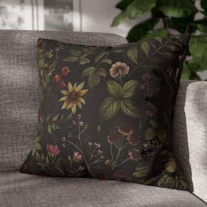 Funda de cojín negra con diseño botánico de Moody / Estilo cottagecore floral de Dark Academia / Hierbas y plantas de boticario vintage / Decoración maximalista ecléctica