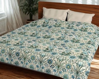 Funda nórdica, ropa de cama con motivos florales antiguos en azul y verde inspirados en William Morris, estética botánica vintage, elegante decoración victoriana, cubrecama.