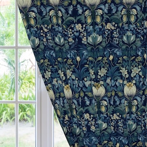 Puede incluir: Una cortina con estampado floral en tonos azul marino, verde azulado y crema. El diseño presenta flores y follaje estilizados. La cortina cuelga frente a una ventana, con una vista del exterior.