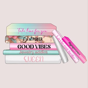 Puede incluir: Ilustración de una pila de libros coloridos con frases inspiradoras como "Take time for you", "Girl Power" y "Good Vibes". La imagen también incluye tres lápices estilizados con texto, incluyendo "La vie est belle".