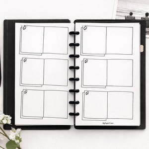 Könnte beinhalten: Offenes schwarzes Notizbuch mit leeren weißen Seiten, ideal zum Journaling oder Notizen machen. Zwei schwarze Stifte, goldene Büroklammern und ein Zweig weißer Blumen sind um das Notizbuch herum angeordnet. Das Notizbuch hat den Text "MyPaperCrane".