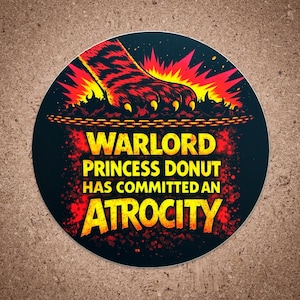 Puede incluir: Una pegatina redonda con fondo negro y un gráfico rojo y amarillo. El gráfico presenta una garra, una cadena y el texto "WARLORD PRINCESS DONUT HAS COMMITTED AN ATROCITY."