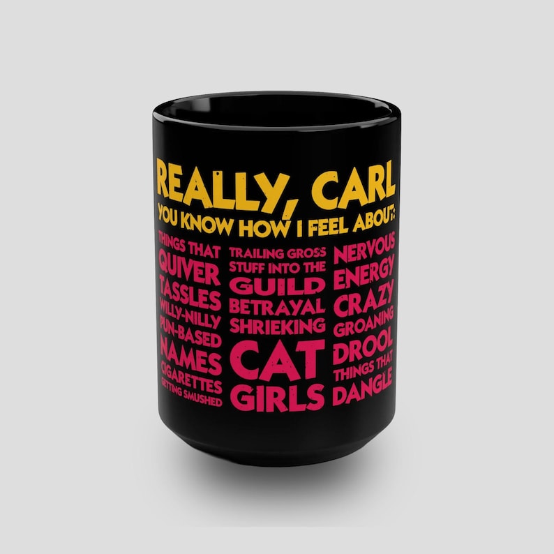 Pu&ograve; includere: Tazza in ceramica nera con la scritta "REALLY, CARL" in giallo e un elenco di parole in rosa e giallo. Le parole includono "CAT GIRLS", "DROOL" e "CRAZY".