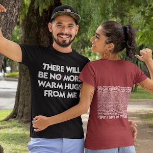 以下が含まれることがあります： 黒いハンドルと「But First, Coffee」のテキストが黒い太字で書かれた白いセラミックマグ。 マグは白い表面にあります。 温かい飲み物用です。