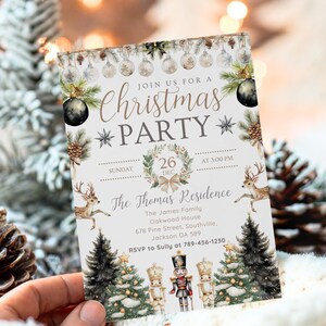 Könnte beinhalten: Eine Weihnachtsparty-Einladung mit Aquarellillustrationen. Die Einladung enthält den Text "Feiern Sie mit uns eine Weihnachtsfeier" sowie Details wie Datum, Uhrzeit und Ort. Das Design umfasst Weihnachtsschmuck, Tannenzapfen und Rentiere.