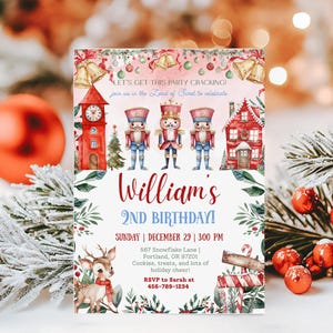 Può includere: Un invito festivo per una festa di compleanno per il 2° compleanno. Il design presenta un'illustrazione ad acquerello con schiaccianoci, una torre dell'orologio e una casa. Il testo recita "2° compleanno di William!" con i dettagli dell'evento e le informazioni RSVP. L'invito è decorato con elementi natalizi.