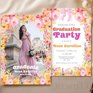 Puede incluir: Una invitación a una fiesta de graduación con un borde floral. La invitación es para Rose Caroline e incluye la fecha, la hora y el lugar de la fiesta. La invitación también incluye una foto de la graduada con un vestido rosa.