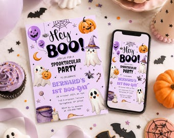 Op de afbeelding: Een lichtpaarse Halloween-uitnodigingskaart en een smartphone met hetzelfde ontwerp. De tekst luidt Hey BOO! JOIN US FOR A SPOOKTACULAR PARTY TO CELEBRATE BERNARD'S 1ST BOO-DAY, 28 october 2025, at 4pm, 743 Evergreen Terrace, Springfield, SP 12345.