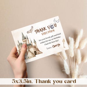 Carte de remerciement MODIFIABLE L'élu, sorcier de l'hiver, petit garçon sur le thème de la magie de l'école de magie, premier anniversaire, toile de célébration magique # WIZ1