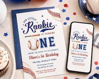 Könnte beinhalten: Eine Baseball-Themen-Einladung zum ersten Geburtstag mit dem Text "Our Little Rookie is Turning One". Die Einladung hat einen weißen Hintergrund mit blauen und roten Akzenten, einem Baseball und einem Baseballschläger. Ein Smartphone zeigt das gleiche Design.