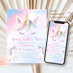 以下が含まれることがあります： ユニコーンをテーマにした誕生日招待状。招待状には、金色の角とパステルカラーのユニコーンのイラストが描かれています。「Young, Wild & Three！」というテキストとイベントの詳細が含まれています。スマートフォンには、アニメーションビデオの招待状が表示されます。