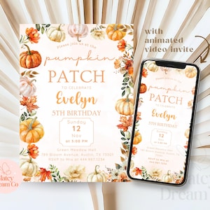 Op de afbeelding: Een herfstthema uitnodiging voor een 5e verjaardagsfeestje, met pompoenen en herfstbladeren. De uitnodiging wordt weergegeven op een witte achtergrond en op een smartphone. De tekst luidt "Pumpkin Patch" en bevat de naam "Evelyn".