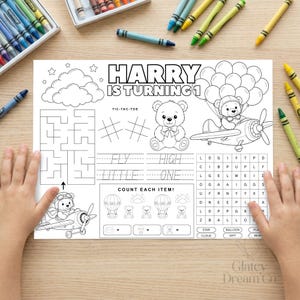 Könnte beinhalten: Ein schwarz-weißes, ausdruckbares Aktivitätsblatt mit dem Titel Harry Is Turning 1, das ein Labyrinth, Tic-Tac-Toe, einen Teddybären im Flugzeug mit Luftballons, nachzuspurenden Text Fly High Little One, ein Wortsuchrätsel und eine Zählaufgabe enthält.