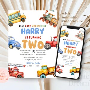 Op de afbeelding: Een verjaardagsuitnodiging met aquarel illustraties van voertuigen, waaronder een schoolbus, trein, vrachtwagen en tractor. De uitnodiging luidt "Harry wordt twee" met datum en tijd. Een smartphone toont hetzelfde ontwerp.