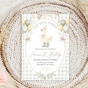 Puede incluir: Una invitaci&oacute;n con estampado de cuadros vichy blanco y gris con una ilustraci&oacute;n de acuarela de un ganso con un gorro de fiesta y botas de lluvia. El texto dice "One Silly Goose!" y "Janice's 1st Birthday".