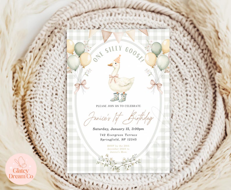 Puede incluir: Una invitaci&oacute;n con estampado de cuadros vichy blanco y gris con una ilustraci&oacute;n de acuarela de un ganso con un gorro de fiesta y botas de lluvia. El texto dice "One Silly Goose!" y "Janice's 1st Birthday".