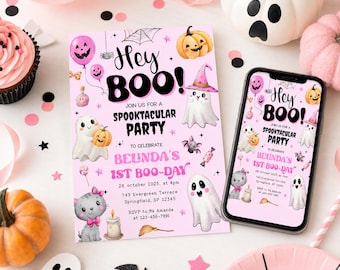 Op de afbeelding: Een rechthoekige feestuitnodiging en een smartphone met hetzelfde ontwerp, voorzien van een lichtroze achtergrond met illustraties van spoken, pompoenen, een kat en vleermuizen. De tekst luidt Hey BOO! JOIN US FOR A SPOOKTACULAR PARTY TO CELEBRATE BELINDA'S 1ST BOO-DAY, 28 october 2025, at 4pm, 743 Evergreen Terrace, Springfield, SP 12345, RSVP to Ma Amanda at 123-456-7890.