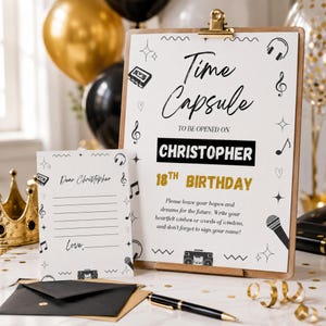 Può includere: Un set di capsule del tempo personalizzato per un 18° compleanno. Il set include una lavagna con il testo "Time Capsule" e "Christopher 18th Birthday". Sono inclusi anche una scheda e una busta per scrivere i desideri. Palloncini dorati e neri sullo sfondo.