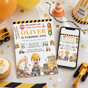 Può includere: Un invito di compleanno a tema cantiere e uno smartphone che mostra lo stesso design. L'invito presenta un escavatore giallo, un camion con cassone ribaltabile, un bambino con il casco e il testo: THE TRAFFIC AND CLOSE THE ROAD OLIVER IS TURNING TWO.