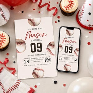 Puede incluir: Una tarjeta de invitación de cumpleaños con temática de béisbol y un teléfono inteligente que muestra la misma invitación digital. El diseño presenta pelotas de béisbol en acuarela, el texto 'IT'S GAME TIME', el nombre 'Mason', el número '09' y los detalles del evento.