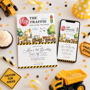 Könnte beinhalten: Eine Geburtstagseinladungskarte zum Thema Baustelle und ein Smartphone, das dieselbe digitale Einladung anzeigt. Das Design zeigt Aquarellillustrationen von gelben Baggern, Traktoren und Muldenkippern mit einem Stoppschild.