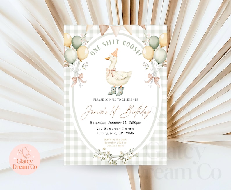 Puede incluir: Una invitaci&oacute;n con estampado de vichy blanco y verde con una ilustraci&oacute;n de acuarela de un ganso con botas. El texto dice "One Silly Goose!" y "Janice's 1st Birthday".