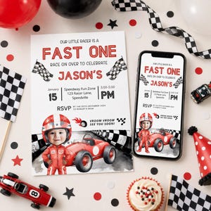 Może przedstawiać: Zaproszenie o tematyce wyścigowej i wyświetlacz smartfona z tekstem "OUR LITTLE RACER IS A FAST ONE" i "JASON'S". Zaproszenie zawiera ilustrację samochodu wyścigowego, flagi w szachownicę i szczegóły wydarzenia. Dekoracje imprezowe.