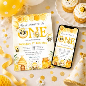 Peut inclure: Une carte d'invitation rectangulaire et un smartphone affichant une invitation numérique assortie pour un premier anniversaire. Le design présente des motifs de rayons de miel jaunes, des abeilles, une ruche et le texte It's so sweet to be ONE.