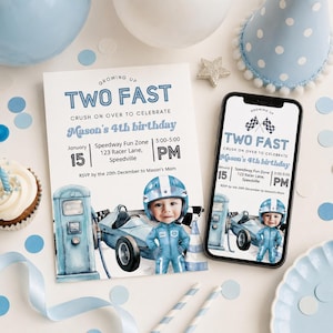 Inbjudan till "Växa upp TVÅ" med snabba blå racerbilar för pojkens 2-årsdag, personligt foto och animerad video