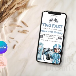 Dorastanie. Dwa szybkie zaproszenia wyścigowe w kolorze niebieskim dla chłopca na drugie urodziny, spersonalizowane zdjęcie i animowany film. zdjęcie 5