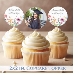 Paquete de fiesta de graduación con flores silvestres en tonos pastel, invitación a la fiesta de graduación de la promoción de 2026, cartel con código QR, carteles personalizados para fiestas de graduación. imagen 10