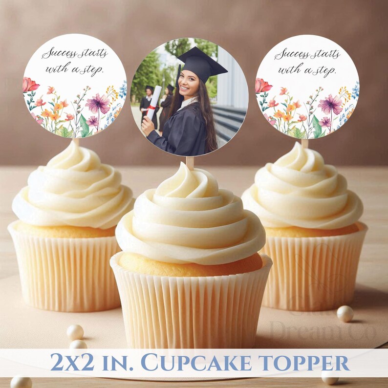 Paquete de fiesta de graduación con flores silvestres en tonos pastel, invitación a la fiesta de graduación de la promoción de 2026, cartel con código QR, carteles personalizados para fiestas de graduación. imagen 10