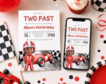 Invito per il secondo compleanno del bambino con due macchine da corsa rosse, personalizzato con foto e video animato.