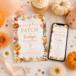 Può includere: Un invito rettangolare cartaceo e uno smartphone che mostra un invito digitale coordinato per il quinto compleanno di Evelyn. Il design presenta zucche ad acquerello, foglie autunnali e il testo Pumpkin Patch to celebrate Evelyn 5th birthday.