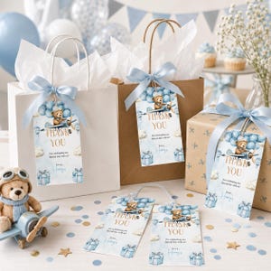 Puede incluir: Dos bolsas de regalo y una caja de regalo decoradas con cintas azul claro y etiquetas rectangulares con un osito de peluche en un avión, globos azules y el texto Thank You for celebrating our special day with us. Love, Harry's.