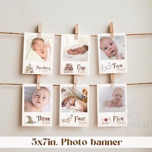 Puede incluir: Un banner de fotos con seis fotos de 13x18 cm de un bebé a diferentes edades. Cada foto tiene un gráfico temático de Harry Potter y un texto que indica la edad del bebé en meses. Las fotos están colgadas en una cuerda con pinzas para la ropa.