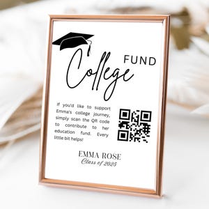 Könnte beinhalten: Ein Schild in einem roségoldenen Rahmen mit einem schwarzen Doktorhut-Symbol und dem Text College Fund. Es enthält einen QR-Code und die Nachricht: If you'd like to support Emma's college journey, simply scan the QR code to contribute to her education fund. Every little bit helps! EMMA ROSE Class of 2025.