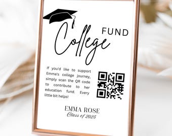 Op de afbeelding: Een bord in een roségouden lijst met een zwart icoon van een afstudeerhoed en de tekst College Fund. Het bevat een QR-code en de tekst: If you'd like to support Emma's college journey, simply scan the QR code to contribute to her education fund. Every little bit helps! EMMA ROSE Class of 2025.