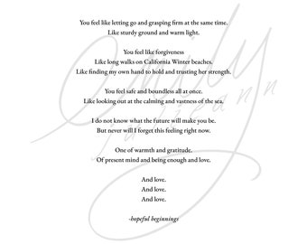 Könnte beinhalten: Ein Schwarzweißbild eines Gedichts über Loslassen und Festhalten gleichzeitig. Das Gedicht handelt vom Gefühl der Sicherheit und Grenzenlosigkeit und vom Vertrauen in die eigene Stärke. Das Gedicht endet mit dem Satz "hoffnungsvolle Anfänge".