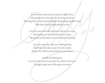 Könnte beinhalten: Ein schwarzweißes Textbild mit einem Gedicht über Liebe und die Bedeutung, denen, die man liebt, Raum zu geben. Das Gedicht lautet: "Liebe diejenigen, die dich bitten, nachts Auto zu fahren, Die Leute, die den langen Weg nach Hause wählen. Zeigen, dass du nicht nur eine weitere Sache bist, die ihre Zeit in Anspruch nimmt, Dass sie sich dafür entscheiden, dir Gallonen zu geben. Liebe diejenigen, die dir zeigen, wie du deine Schritte verlangsamst. Dich daran erinnern, dass das Ziel fest ist, Aber zeige, dass diese Bäume nur im Frühling blühen. Liebe diejenigen, die deine zitternden Hände nehmen, Und dir helfen, Musik aus den Saiten zu machen. Menschen, die die Melodie deiner Stille immer noch lieben. Schließlich, wenn nichts anderes, Liebe diejenigen, die dich lieben, wie die Erde die Bäume liebt. Genug, um dir all den Platz zu geben, den du brauchst."