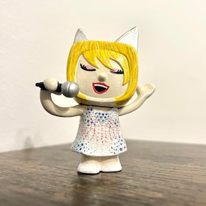 Blonde Singer Tonie