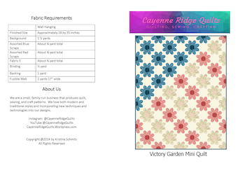 Puede incluir: Un mini edredón con un diseño floral en tonos azules, rojos y crema, dispuesto en filas diagonales. El edredón mide aproximadamente 71 x 89 cm. La imagen incluye texto para "Cayenne Ridge Quilts" y "Victory Garden Mini Quilt."
